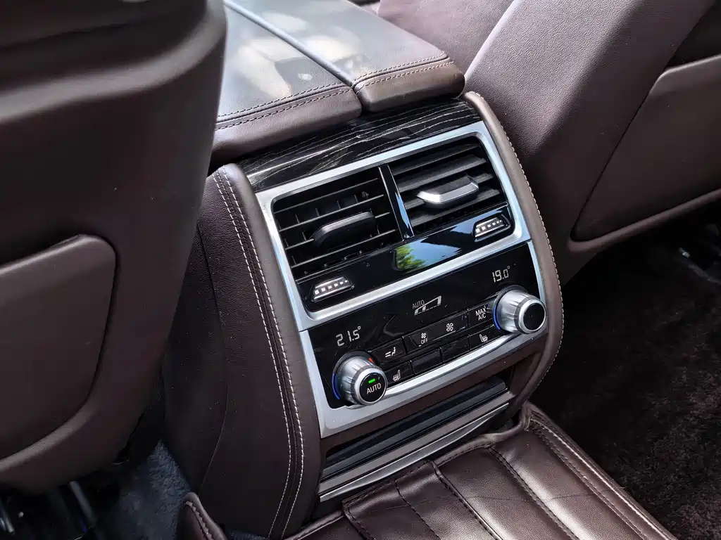 BMW 7 Series — миниатюра 11