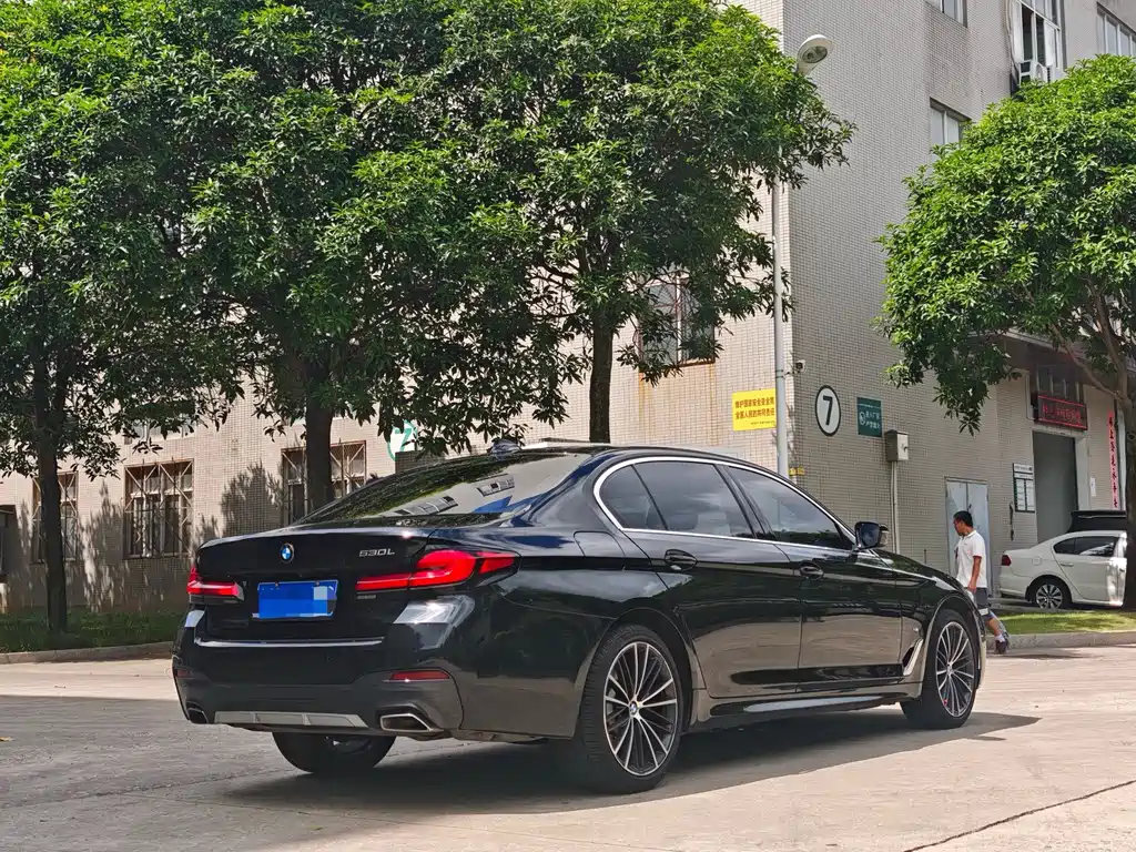 BMW 5 Series — миниатюра 14