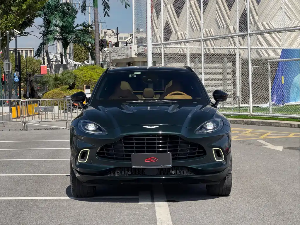 ASTON MARTIN DBX