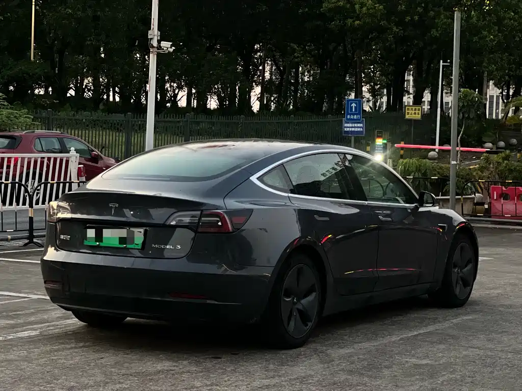 Tesla Model 3 — миниатюра 5