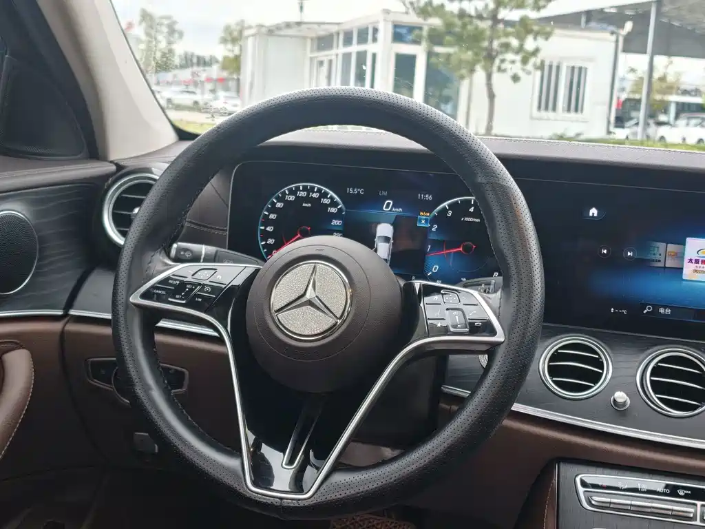 Mercedes-Benz E-Class — миниатюра 7