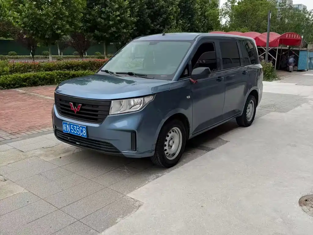 Купить Wuling Hongguang PLUS