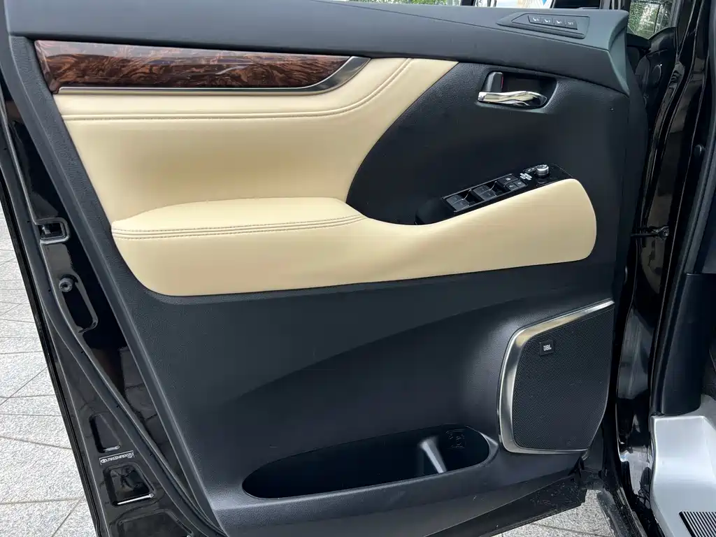 Toyota Alphard — миниатюра 23