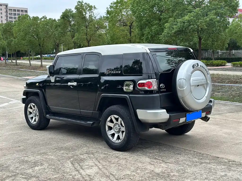 Toyota FJ Cruiser — миниатюра 6