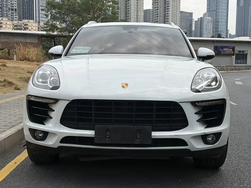 PORSCHE MACAN