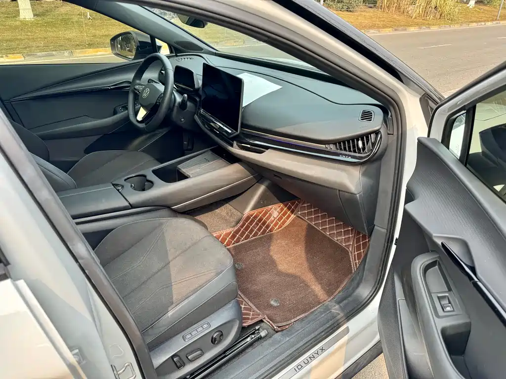 VOLKSWAGEN WITH THE CROWD 06