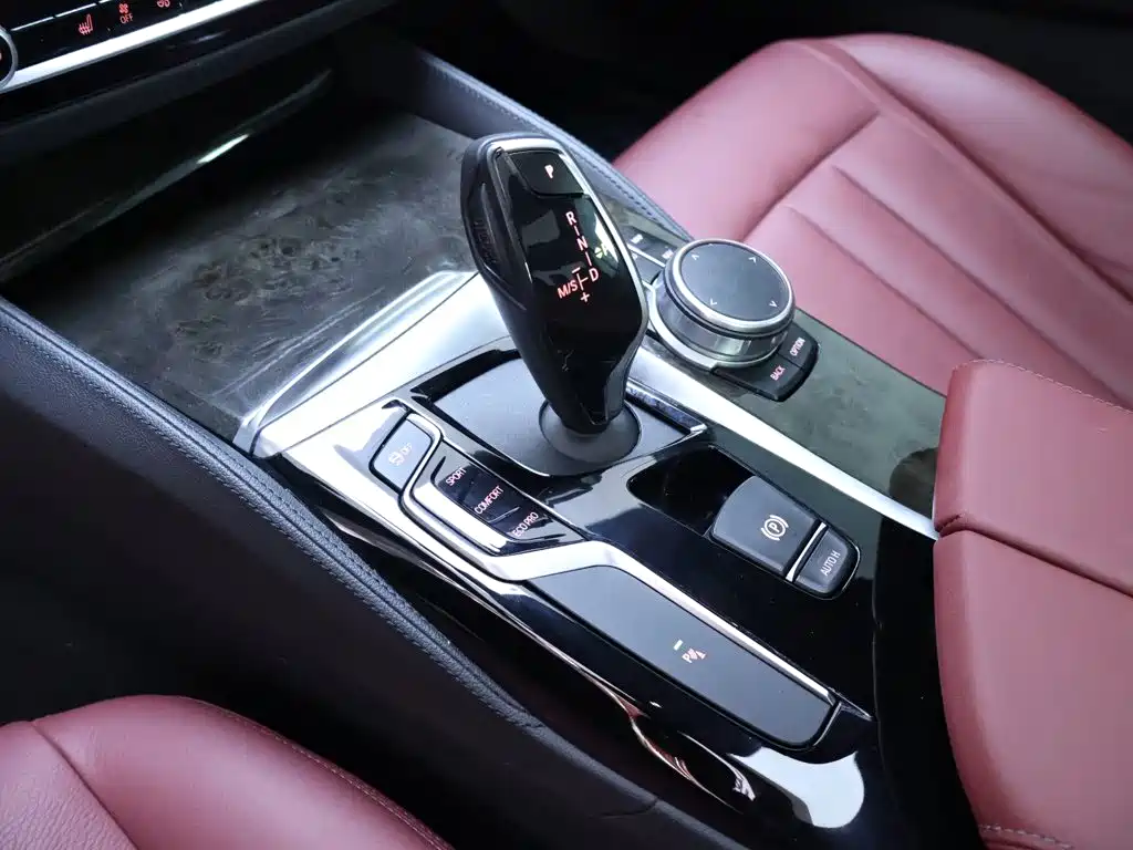 BMW 5 Series — миниатюра 12