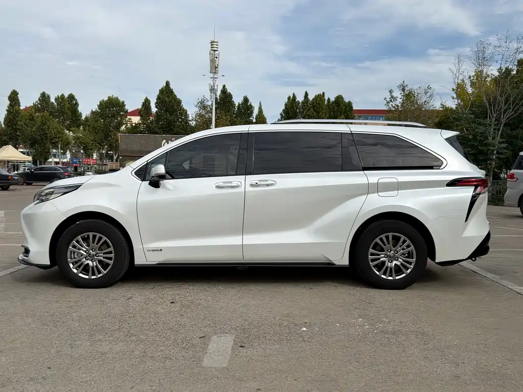 Toyota Sienna — миниатюра 3