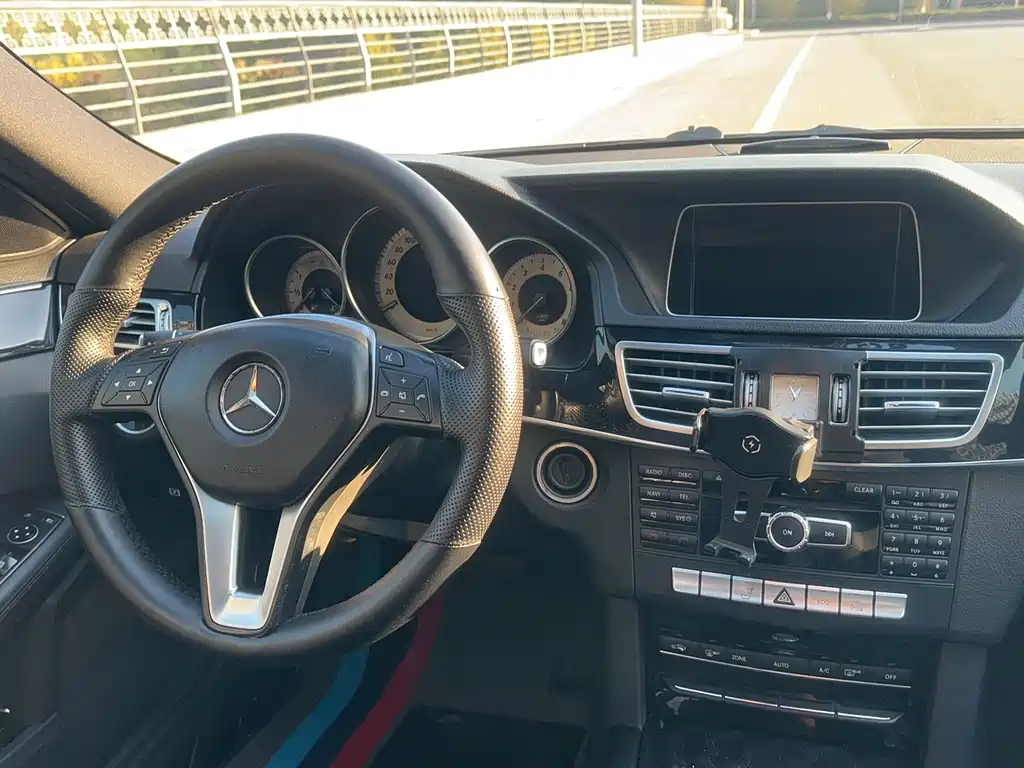 Mercedes-Benz E-Class — миниатюра 16
