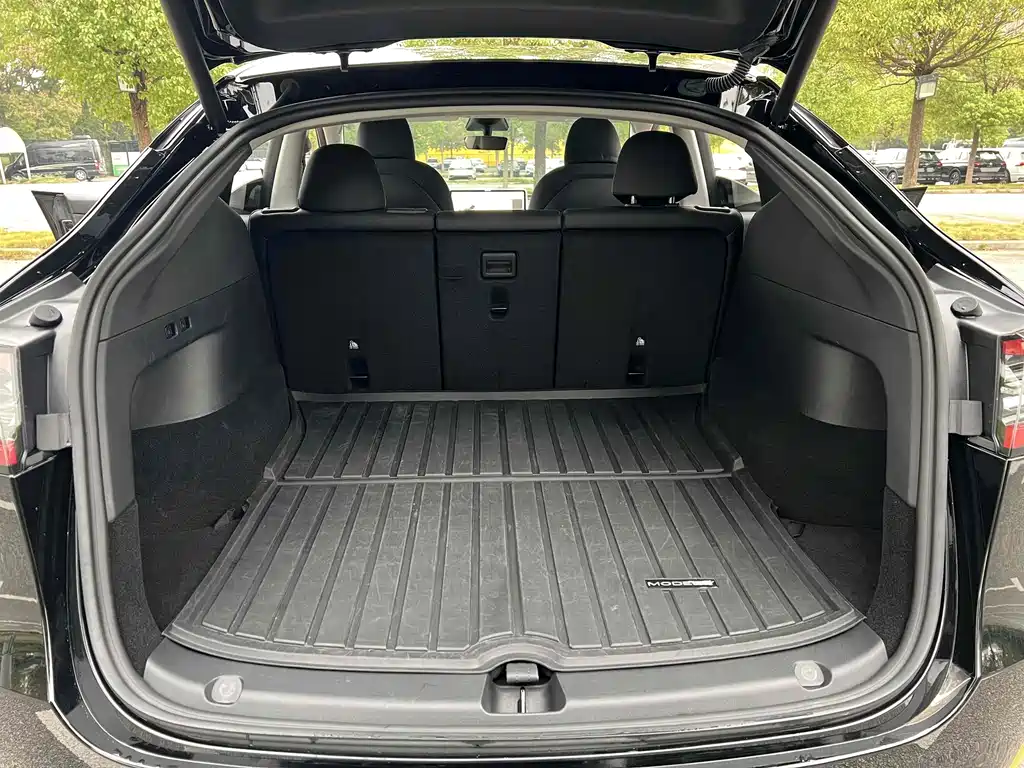 Tesla Model Y — миниатюра 21