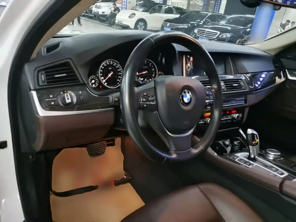 BMW 5 Series — миниатюра 10