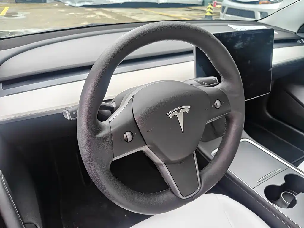 Tesla Model 3 — миниатюра 11