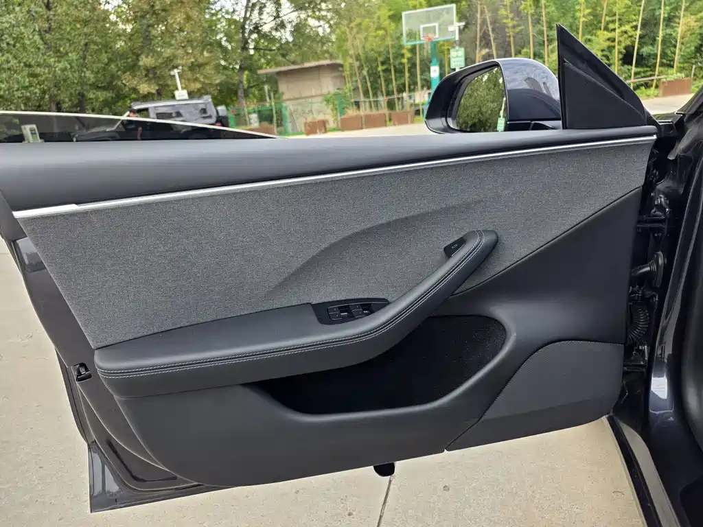 Tesla Model 3 — миниатюра 7