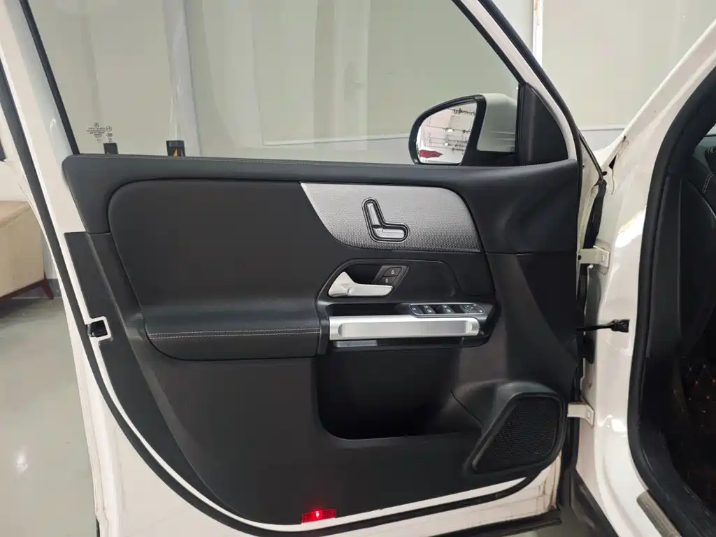 Mercedes-Benz GLB — миниатюра 8