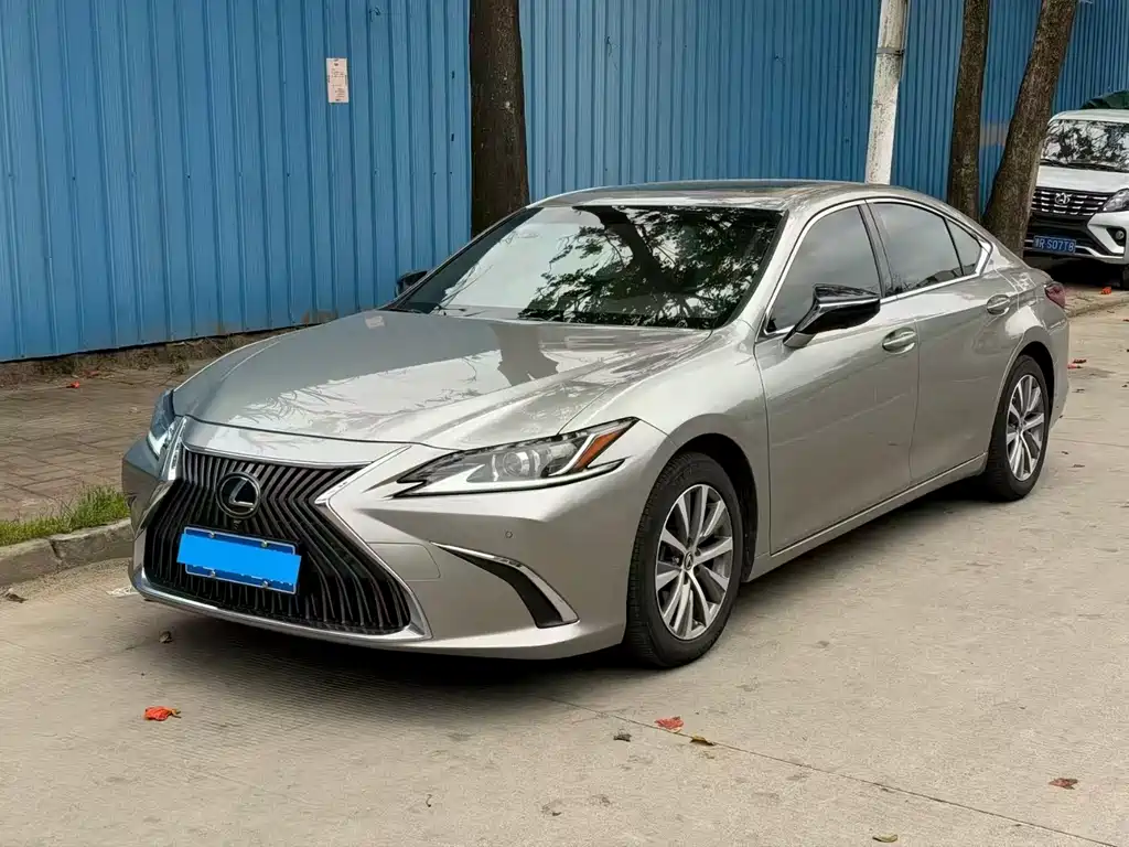 Lexus ES 2020