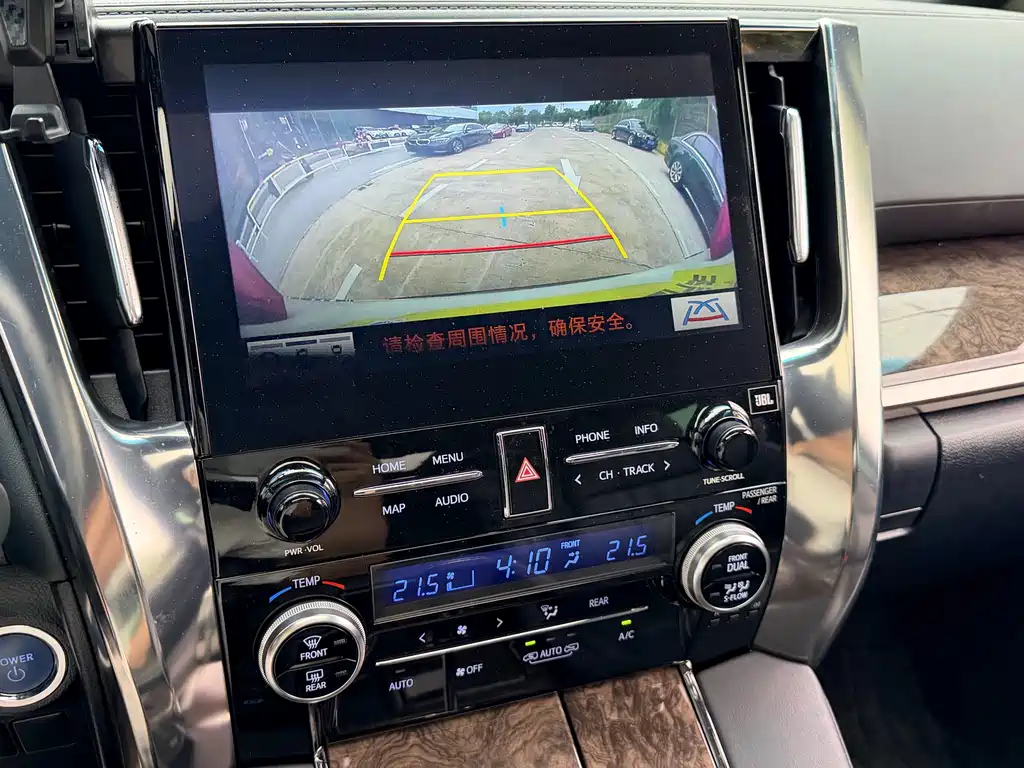 Toyota Alphard — миниатюра 24