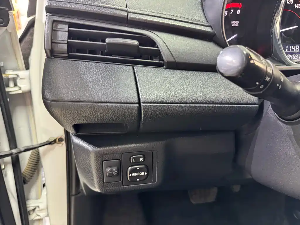 Toyota Yaris L - фото 9