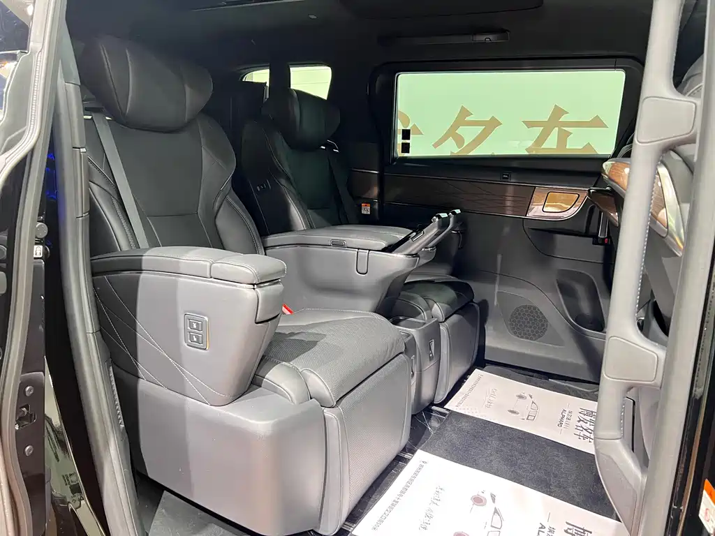 Toyota Alphard — миниатюра 11