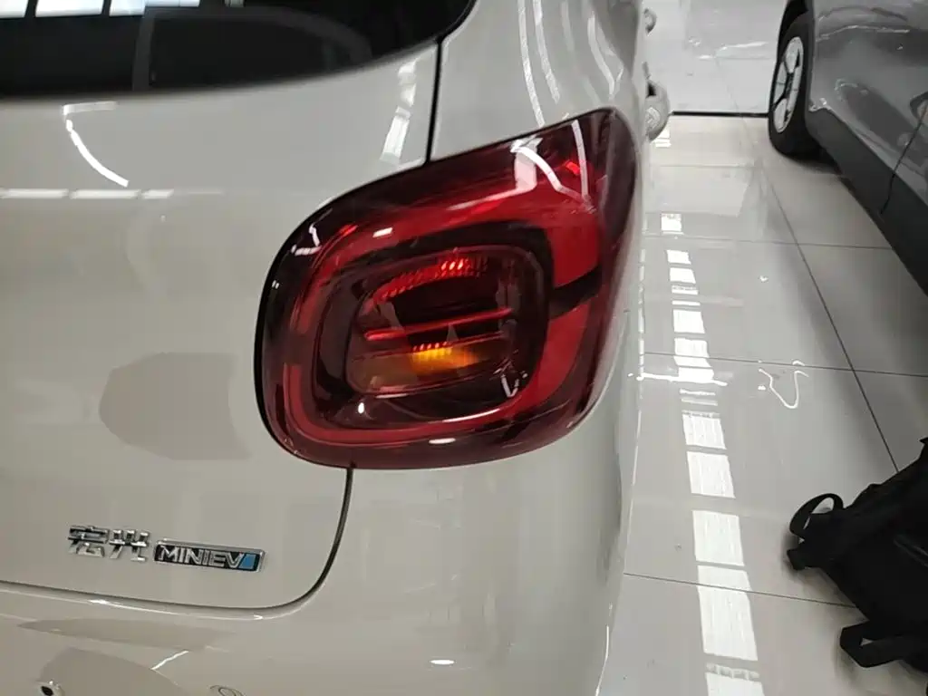 Wuling MINIEV — миниатюра 8
