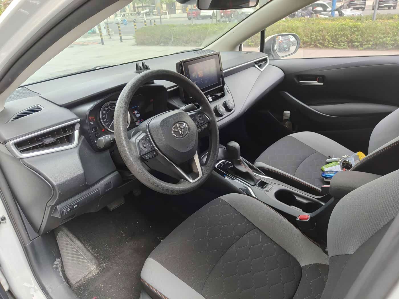 Toyota Corolla 1.2 л 2023 г. Белый, пробег 43000 км