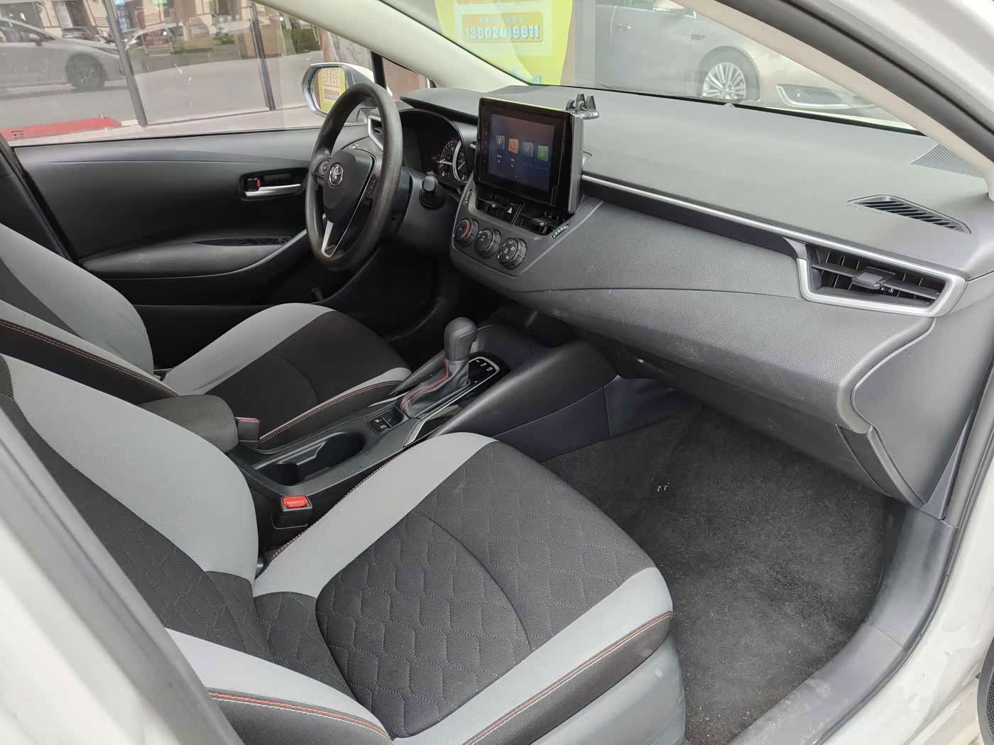 Toyota Corolla 1.2 л 2023 г. Белый, пробег 43000 км