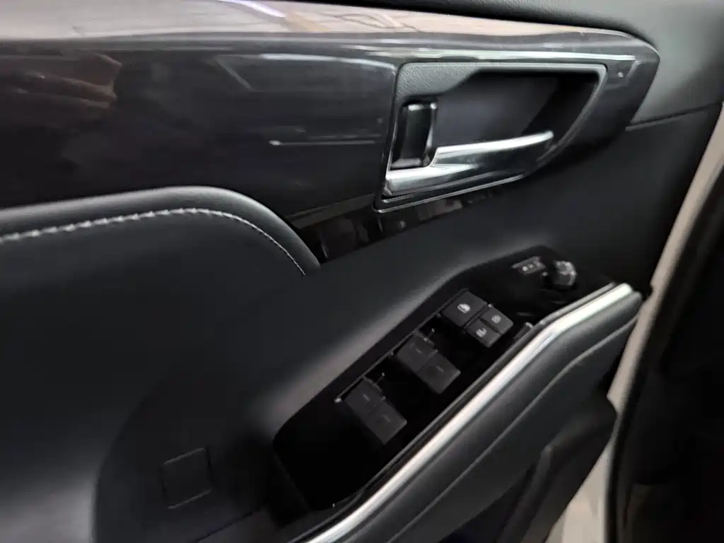 Toyota Crown Kluger — миниатюра 9