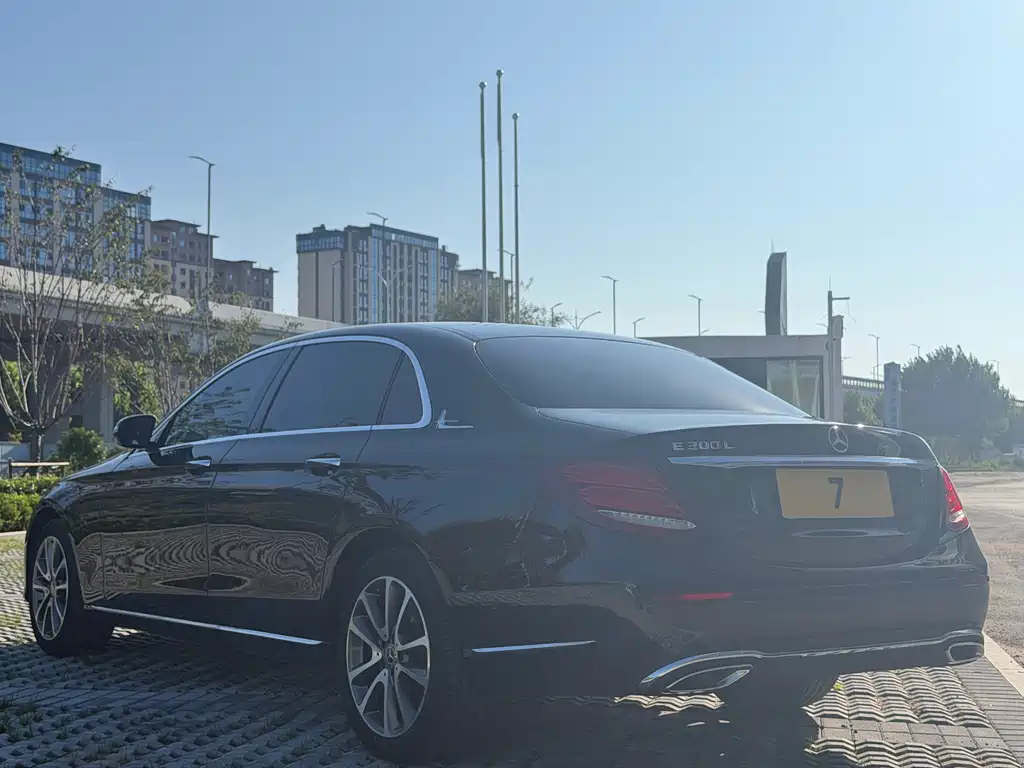Mercedes-Benz E-Class — миниатюра 4