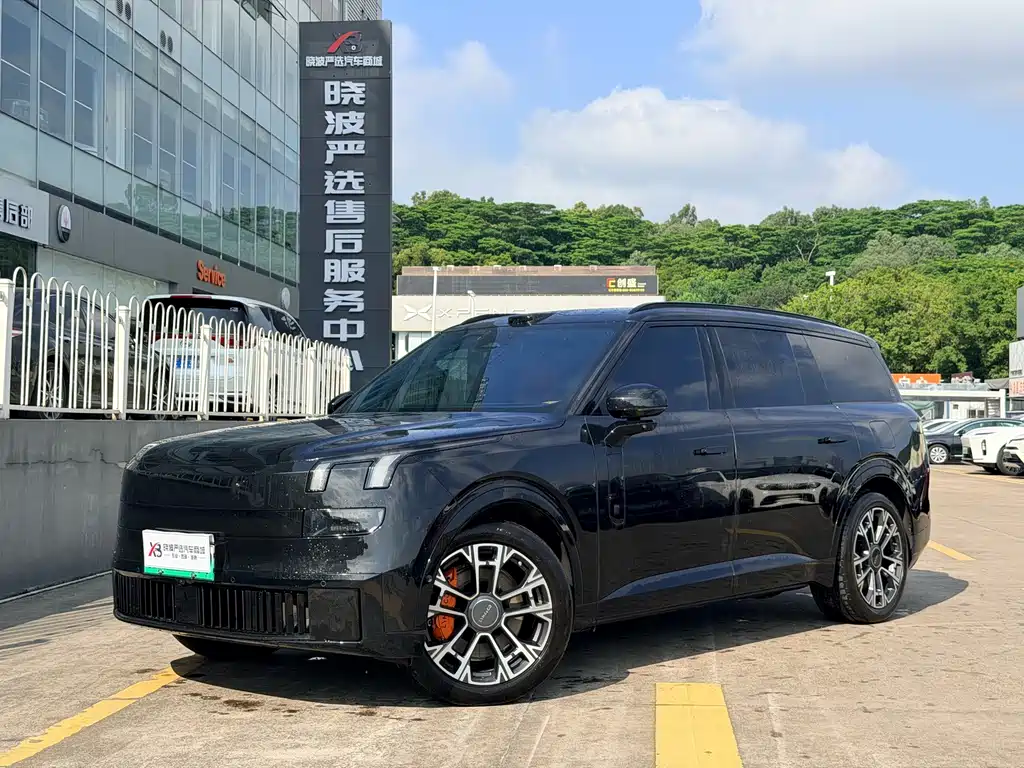 Lynk & Co 900