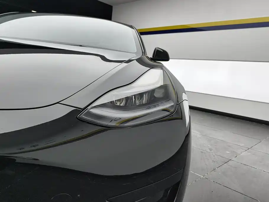 Tesla Model 3 — миниатюра 5