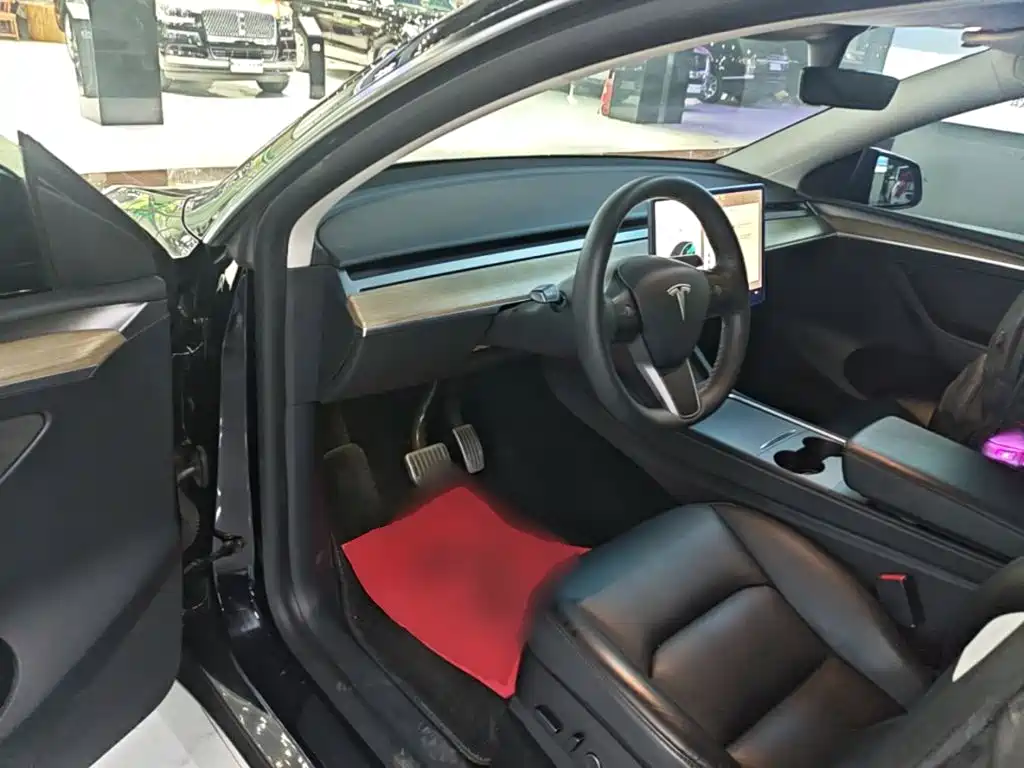 Tesla Model Y — миниатюра 16