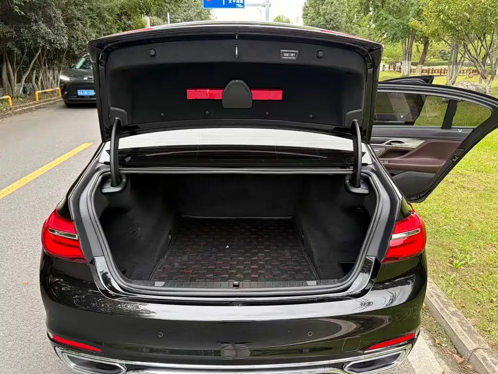 BMW 7 Series — миниатюра 11