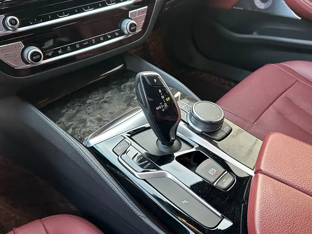 BMW 5 Series — миниатюра 11