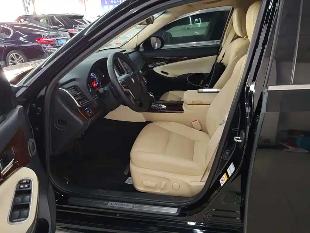 Toyota Crown — миниатюра 15