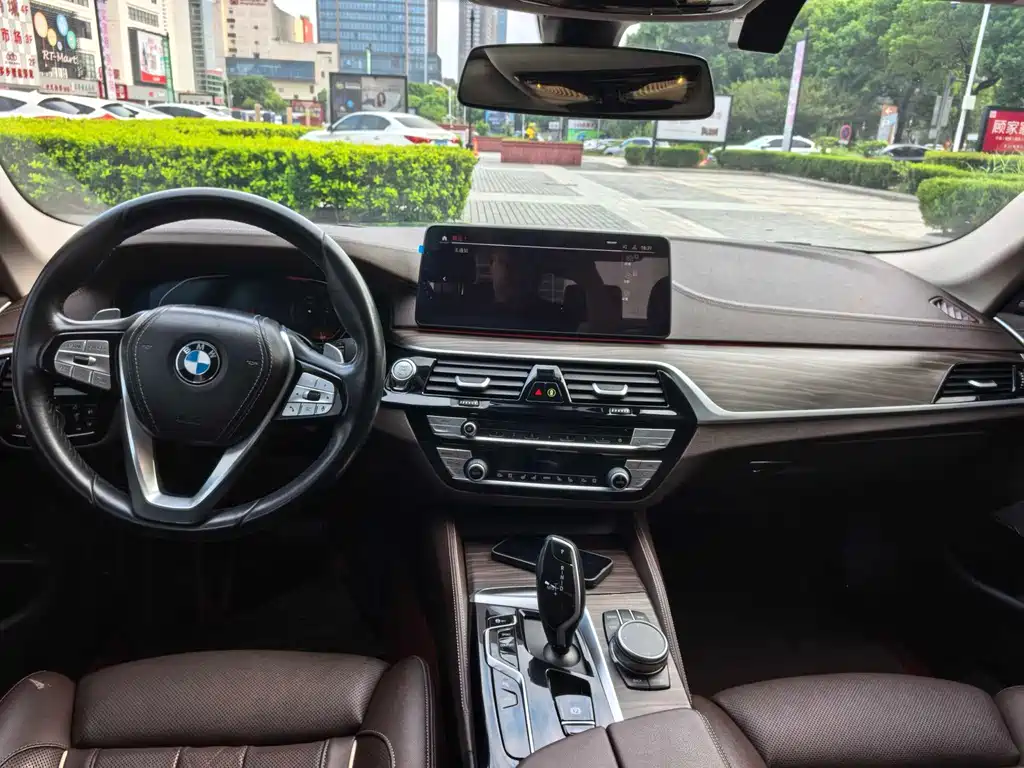 BMW 5 Series — миниатюра 8