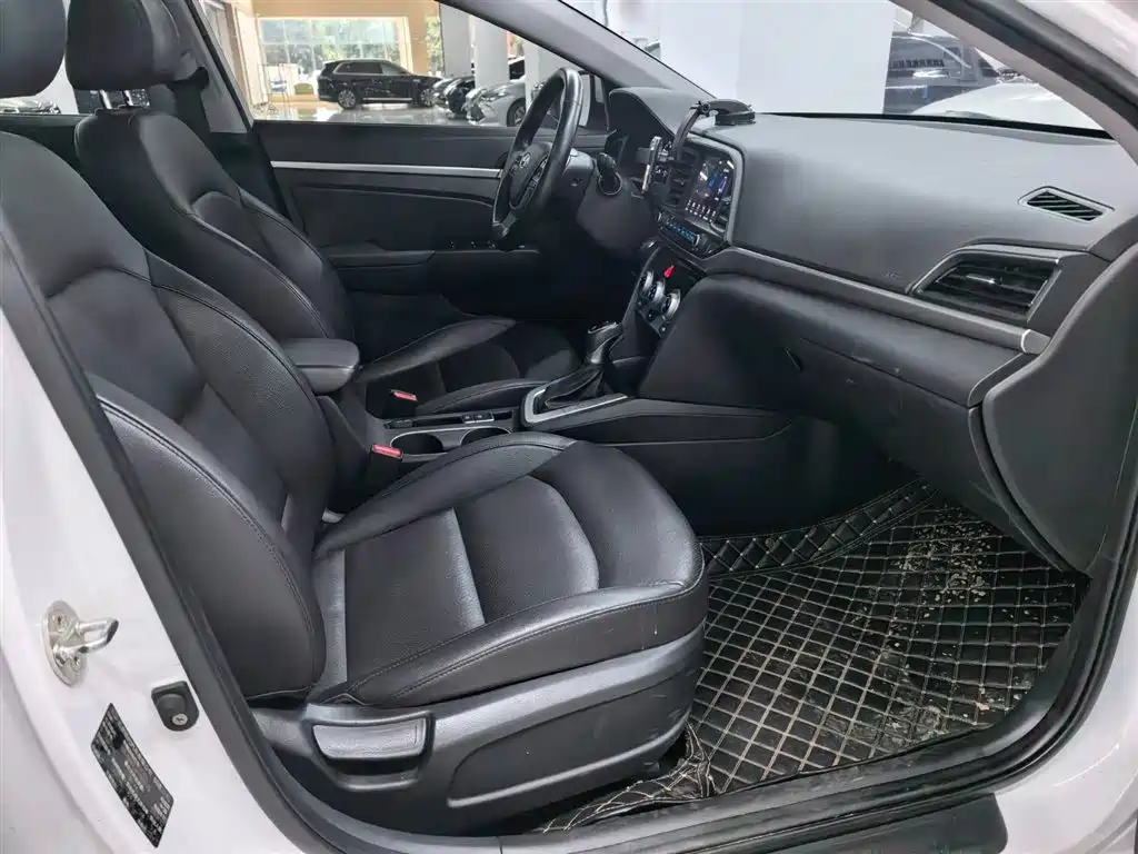 Hyundai Elantra — миниатюра 13