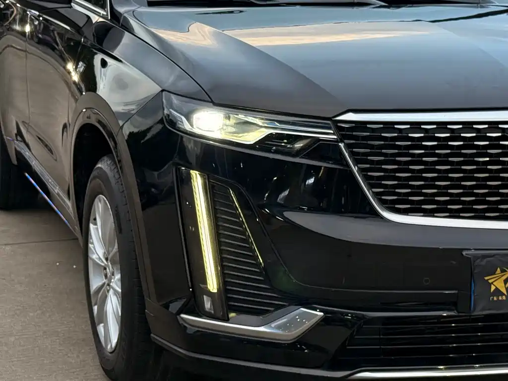 CADILLAC XT6