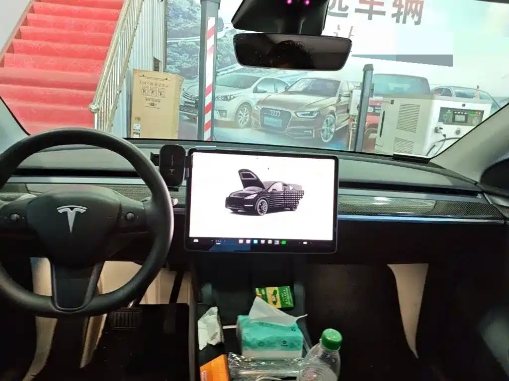 Tesla Model Y — миниатюра 5