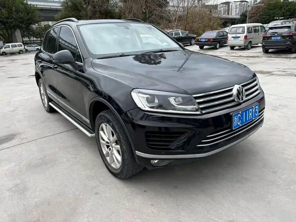 VOLKSWAGEN TOUAREG