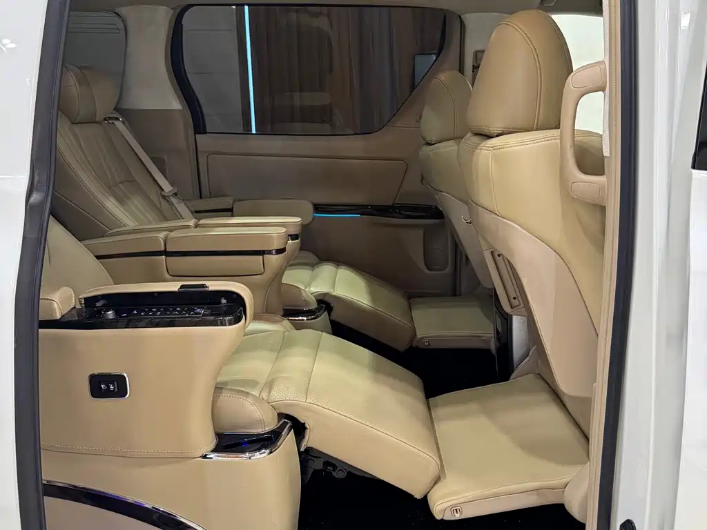 Toyota Alphard — миниатюра 17