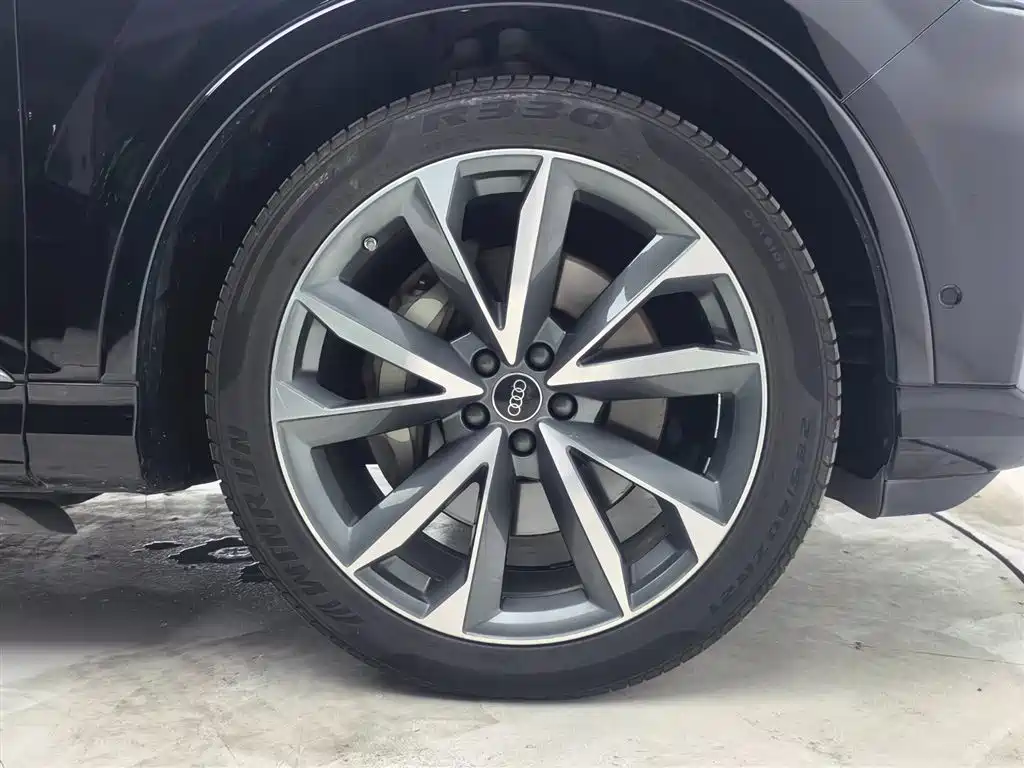 Audi Q7 2023 Черный из Китая