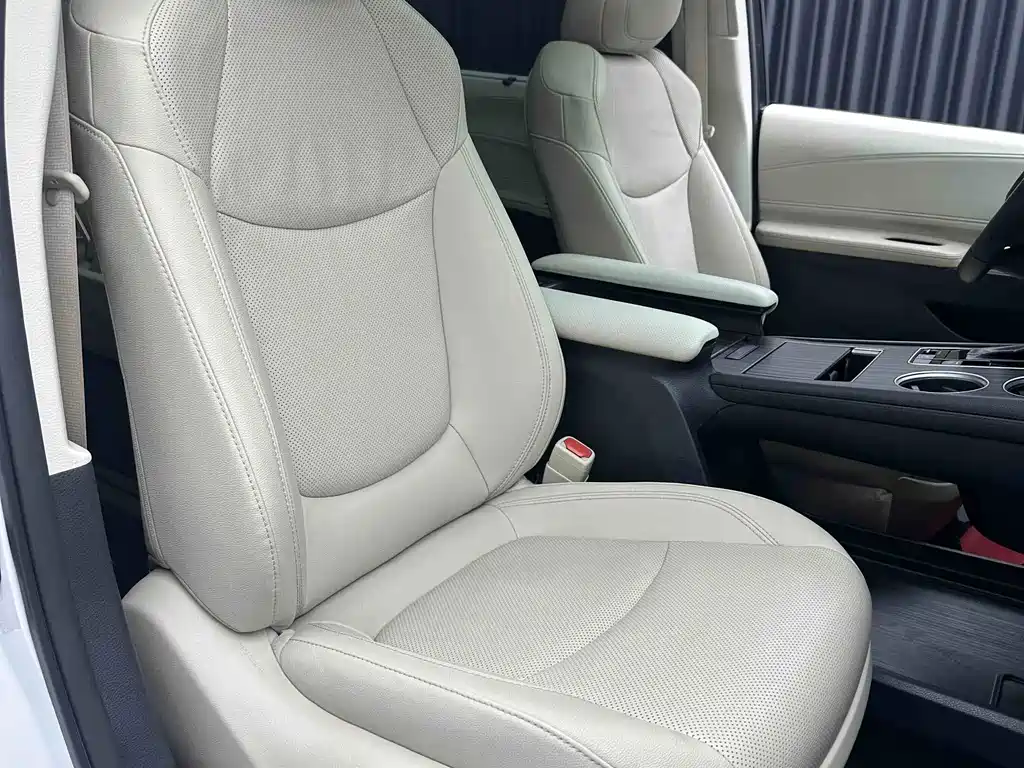 Toyota Granvia — миниатюра 5