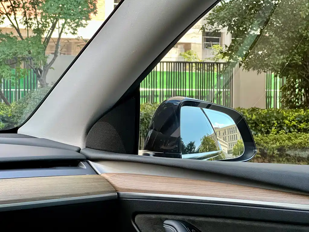 Tesla Model Y — миниатюра 11