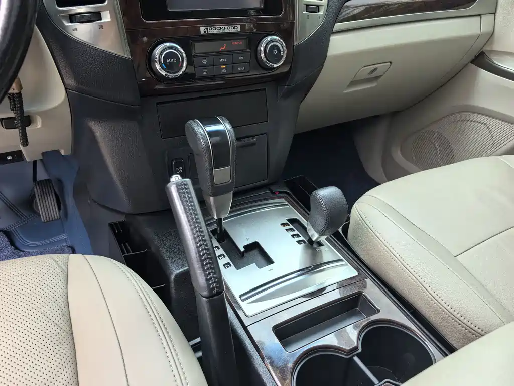 Mitsubishi Pajero (Import) — миниатюра 11