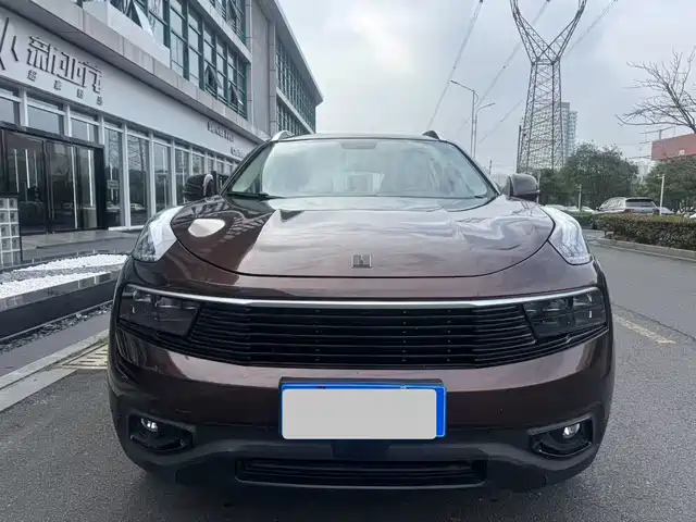 2018 Lynk & Co 01