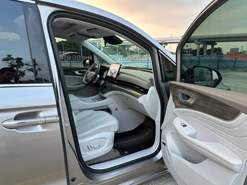 Roewe iMAX8 New Energy — миниатюра 13