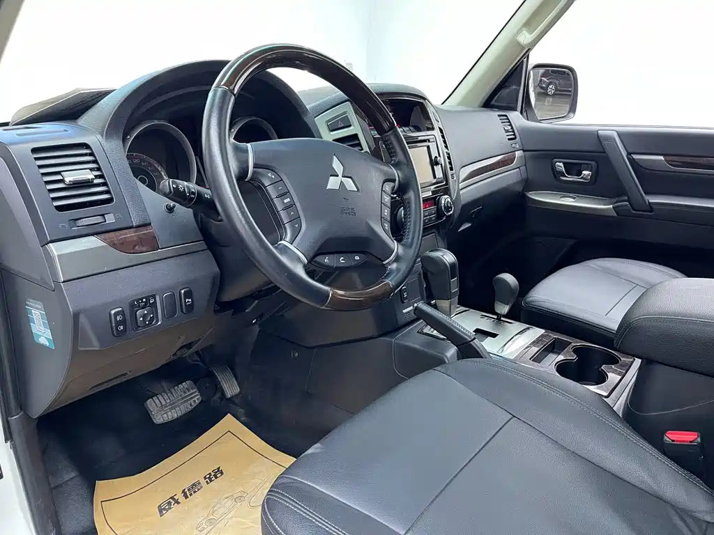 Mitsubishi Pajero (Import) — миниатюра 13