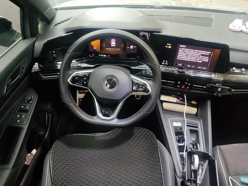 Volkswagen Golf 1.4 л 2024 г. Серебристо-серый, пробег 26600 км