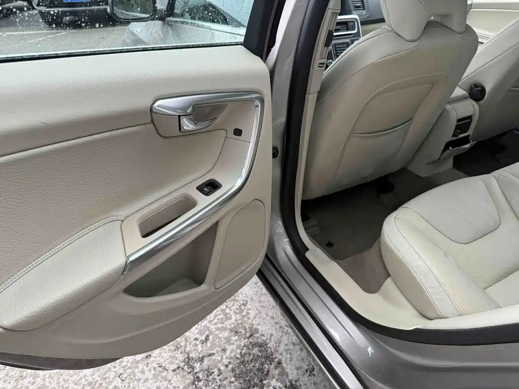 Volvo S60 (Import) — миниатюра 17