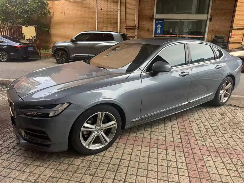 Купить Volvo S90