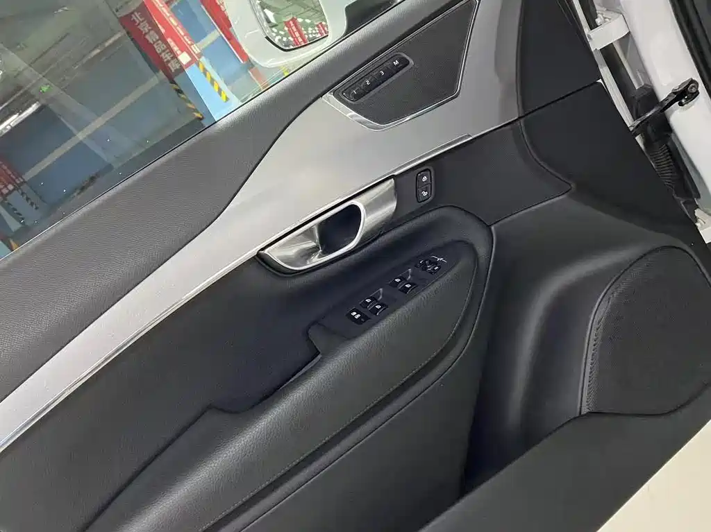 Volvo XC90 2018 T6 5 мест